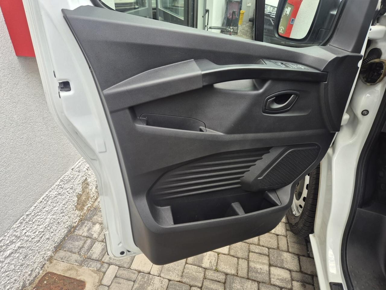 RENAULT TRAFIC 2.0 150 CV CONFORT 2.9T - PC - CAMBIO AUTOM - 6 POSTI