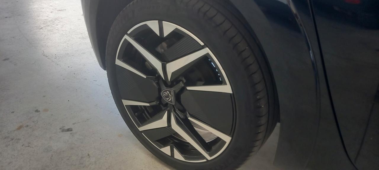 Peugeot 208 GT 1.2 turbo 100cv total balck