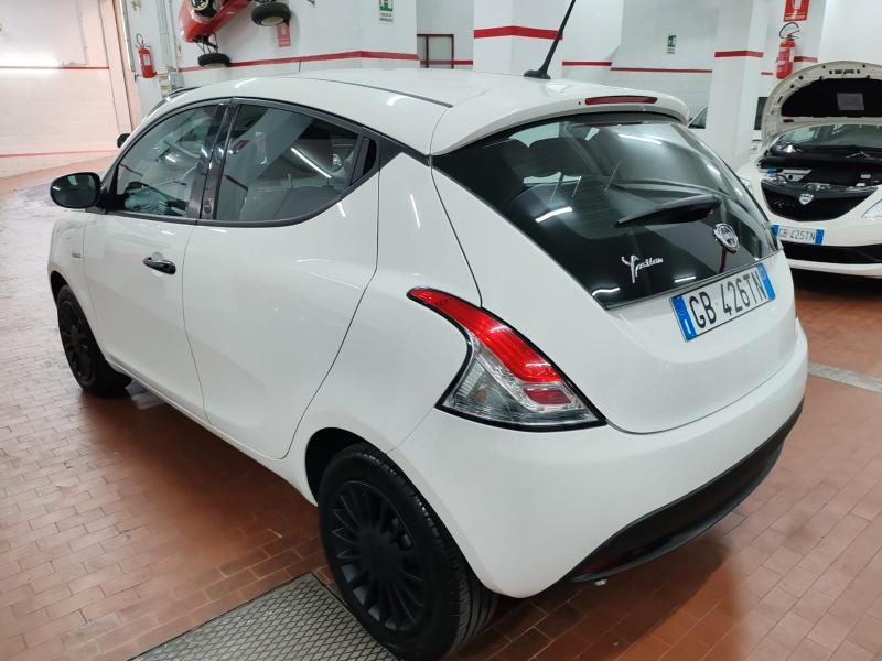Lancia YPSILON HYBRID "SOLO 10.000 KM"