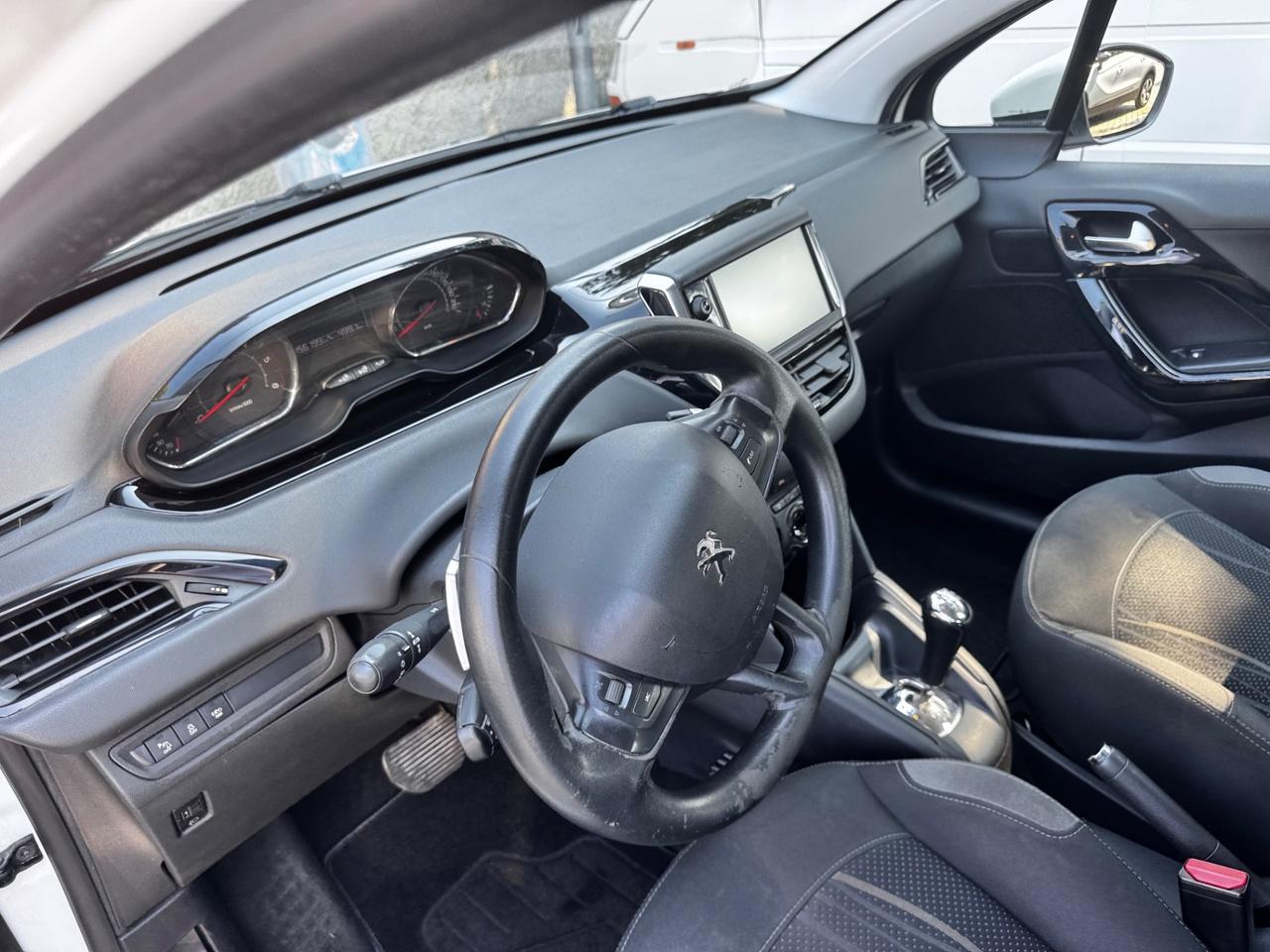 Peugeot 208 1.4 e-HDi 68 CV automatica/ neopatentati