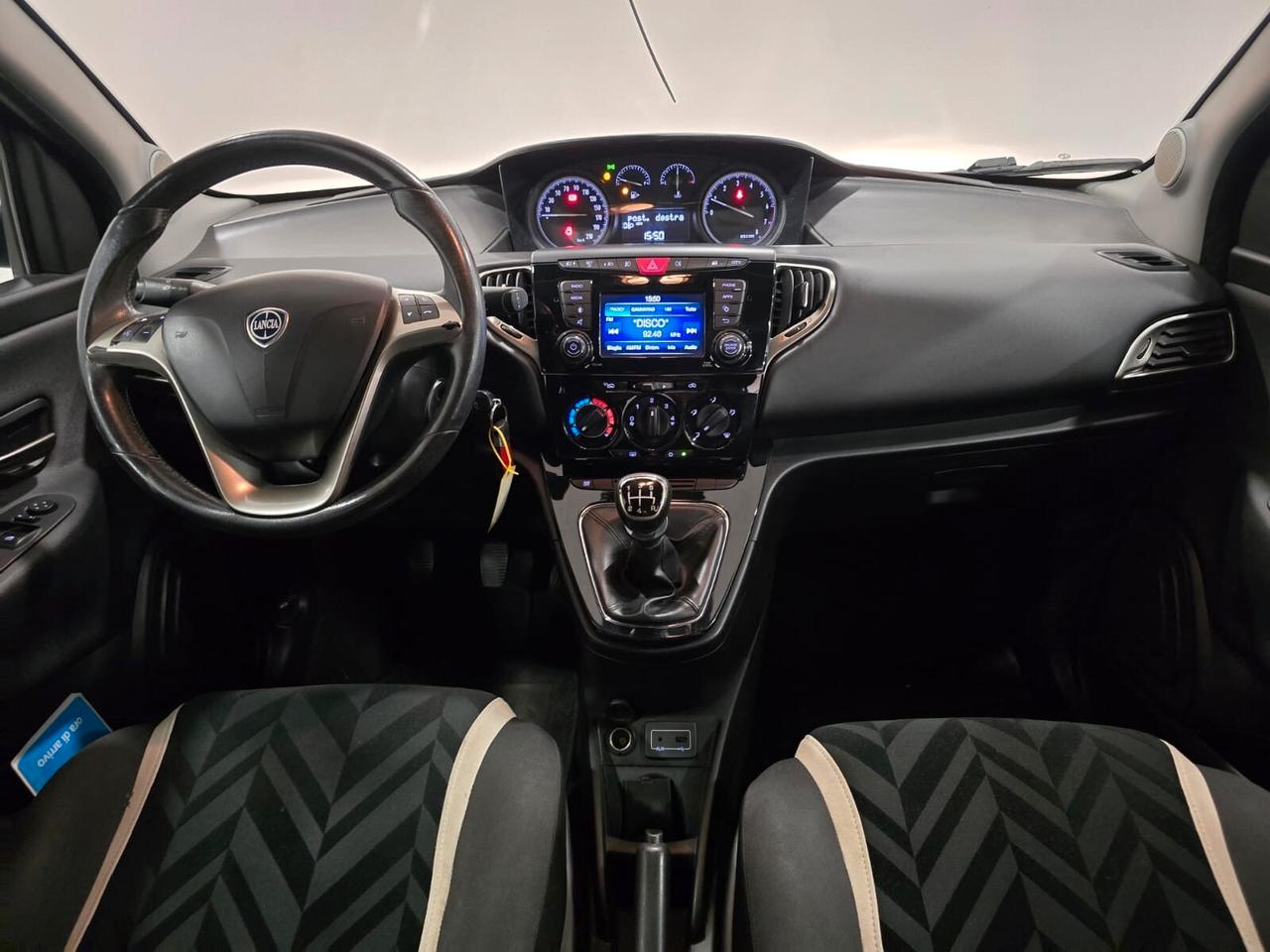 Lancia Ypsilon 1.2 69 CV 5 porte NEOPATENTATI