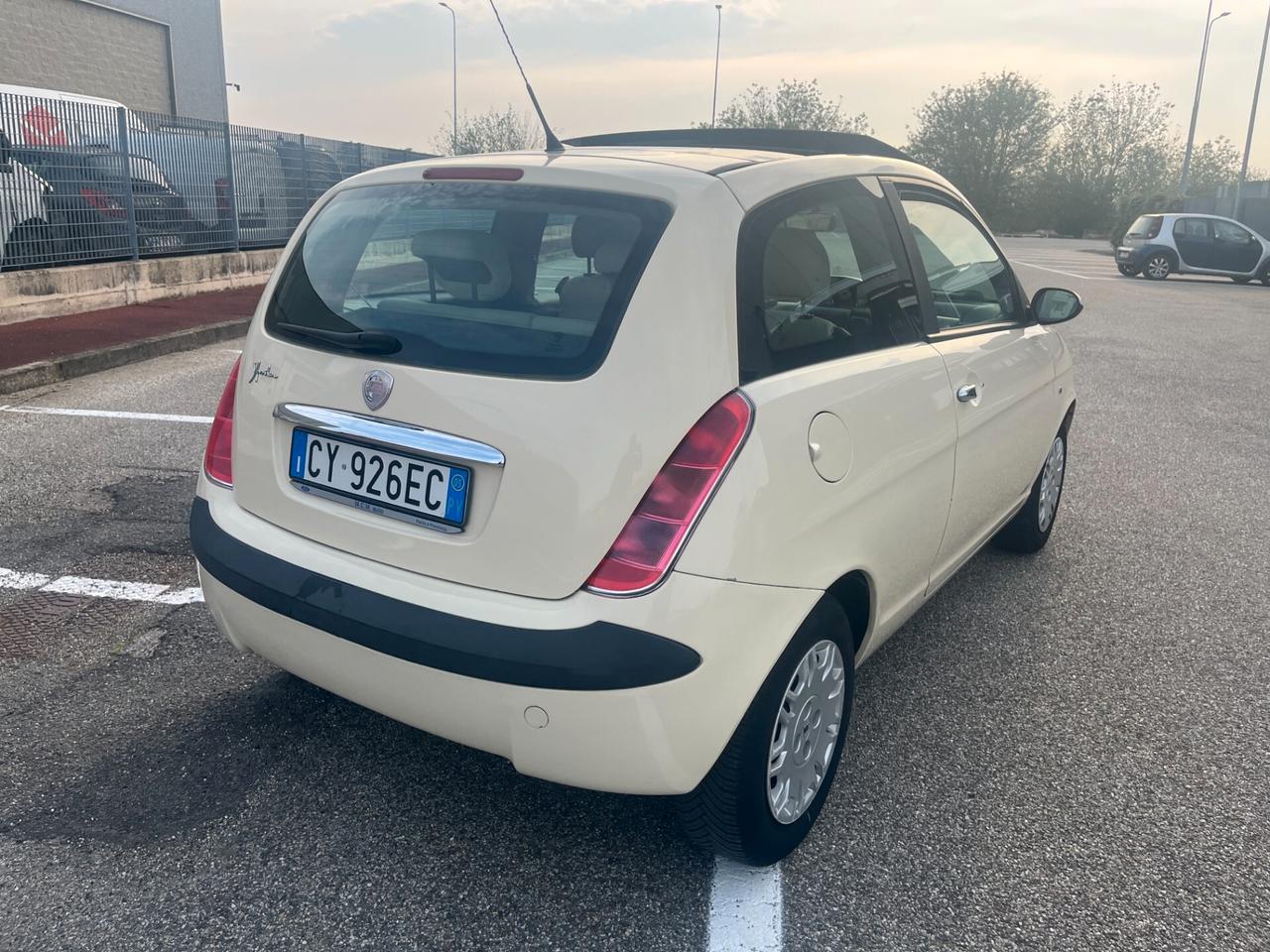Lancia Ypsilon 1.2 Argento TETTO PANORAMICO APRIBILE ADATTA AI NEOPATENTATI