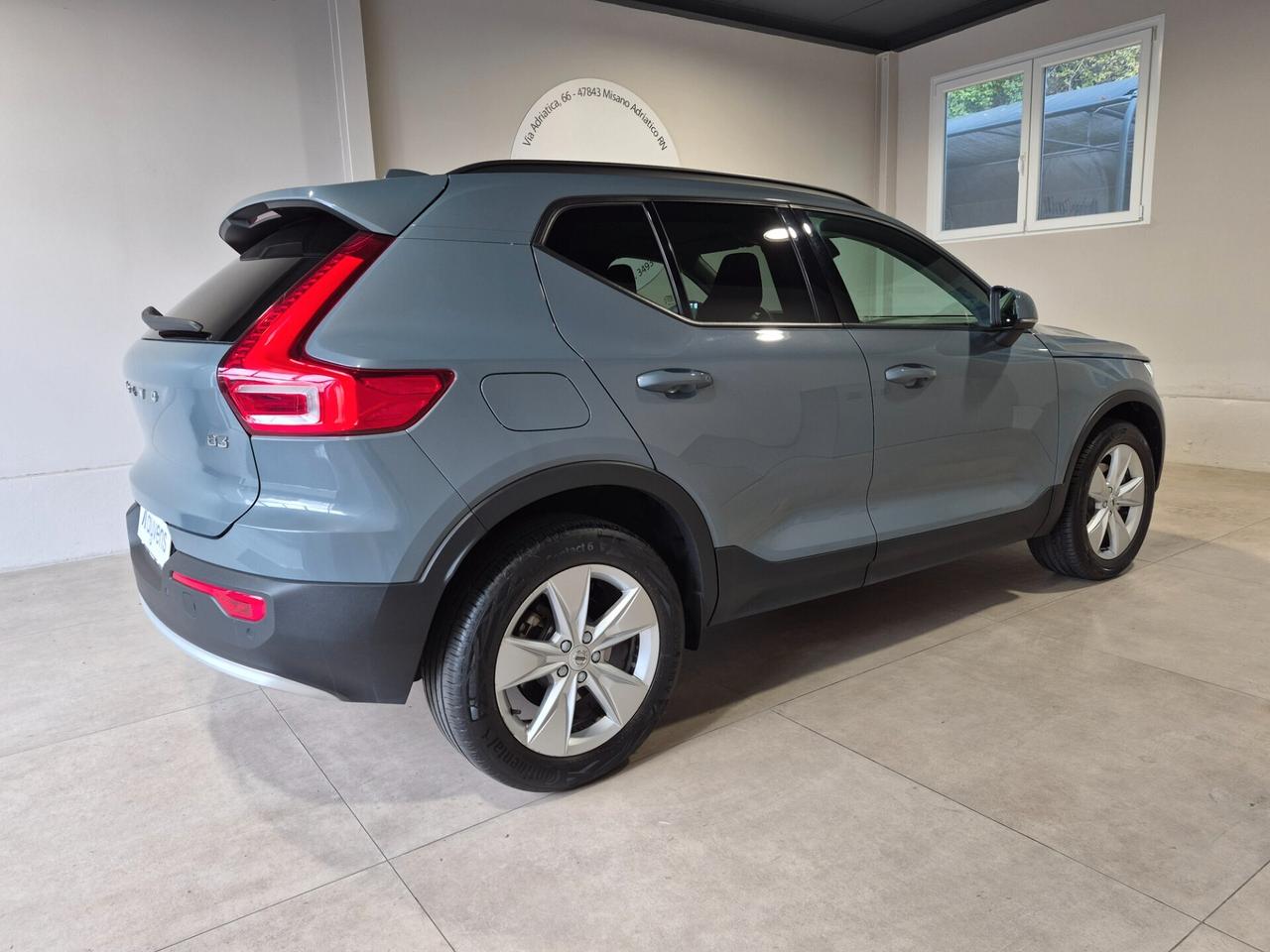 Volvo XC40 B3 2.0 HYBRID ESSENTIAL AUTOMATICA LED NAVI APPLE CAR PLAY/ANDROID AUTO RETROCAMERA C.18 KEYLESS VETRI PRIVACY