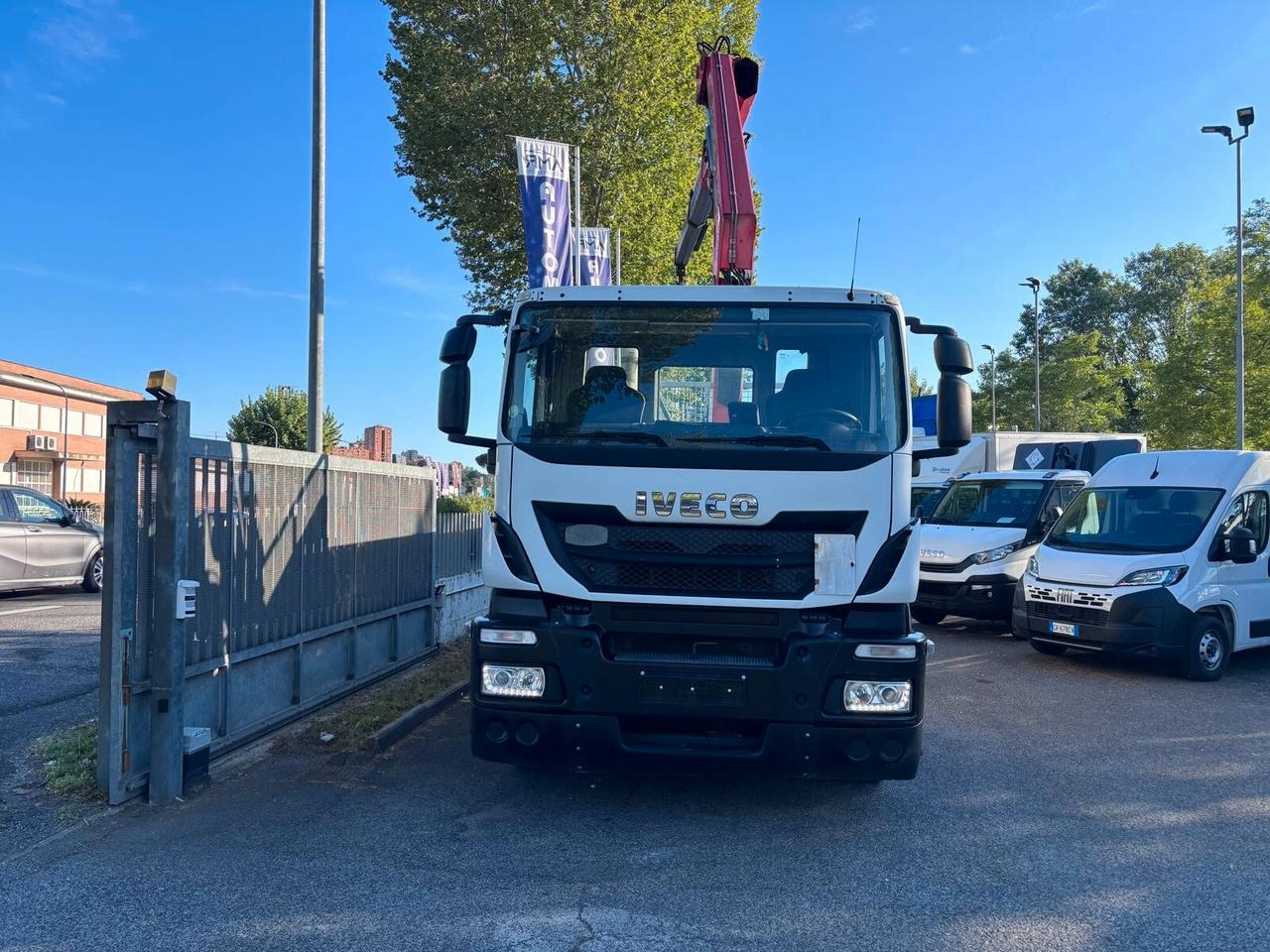 Iveco Stralis 190S310 con gru Palfinger moedello PK 13500