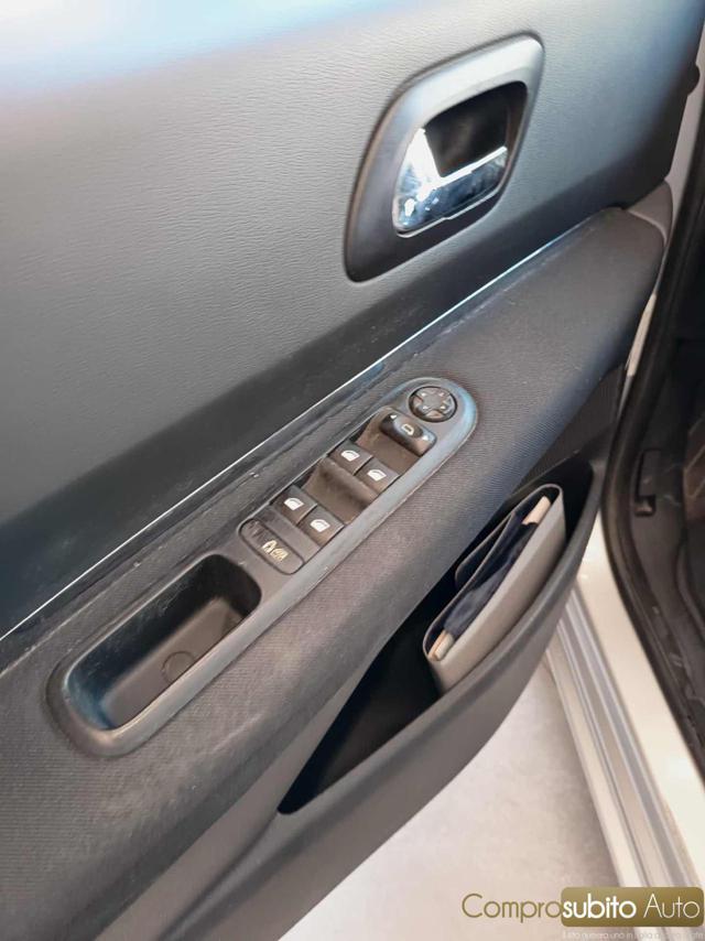 PEUGEOT 5008 1.6 HDi 7 POSTI
