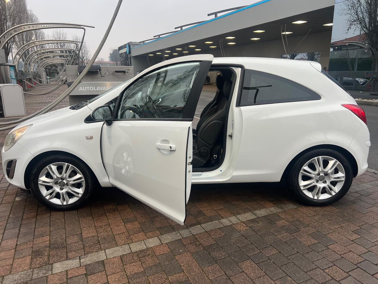 Opel Corsa 1.2 3 porte b-color