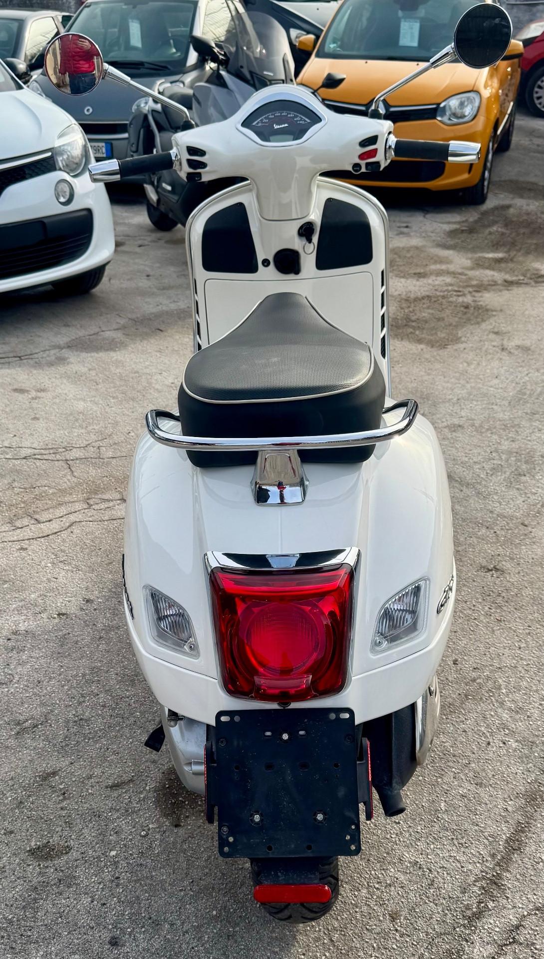 Piaggio Vespa 300 GTS SUPER