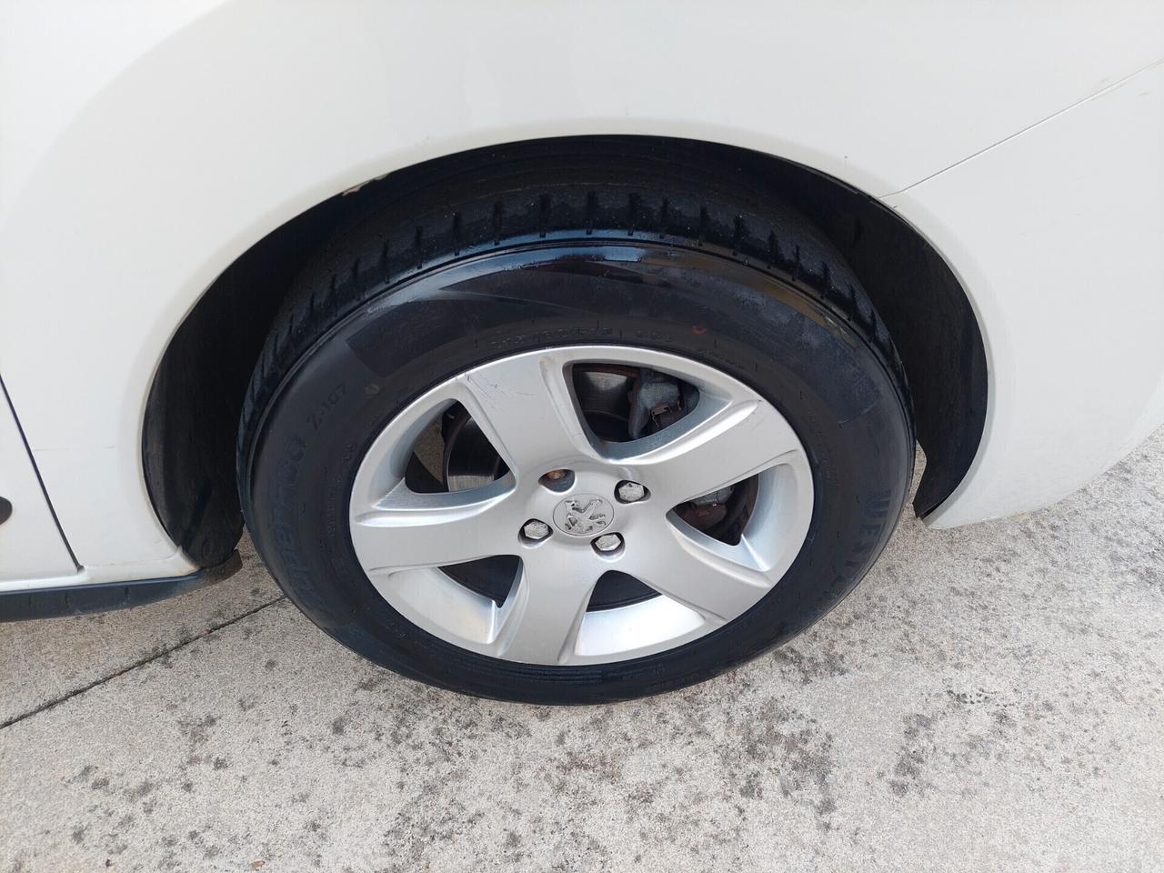 Peugeot 3008 1.6 HDi 110CV cambio robotizzato