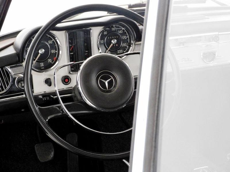Mercedes-Benz W113 – 230 SL Pagoda 230 SL AUTOMATIC PAGODA