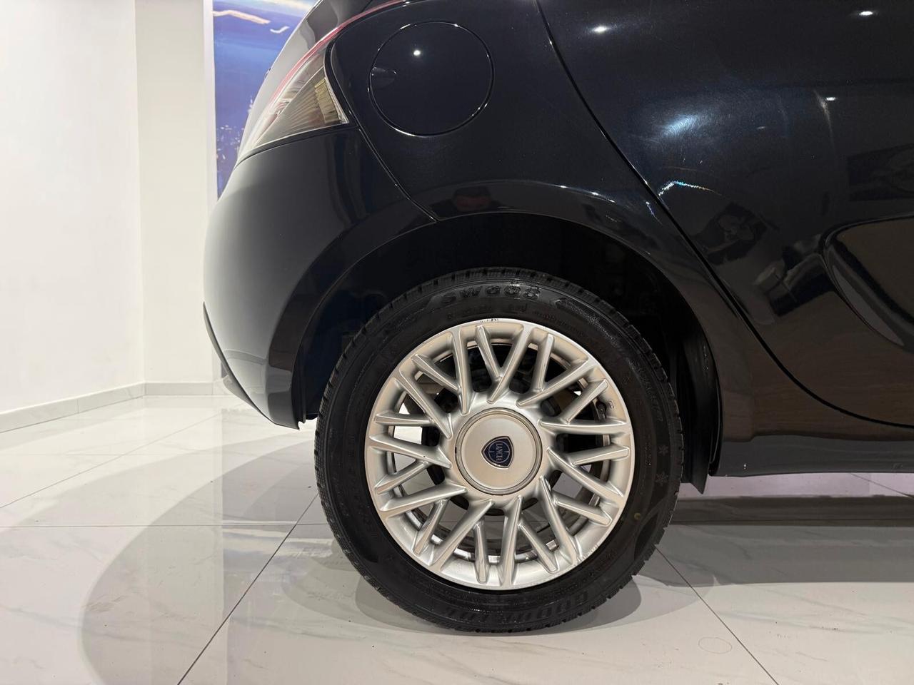 Lancia Ypsilon 1.2 69 CV 5 porte S&S Platinum