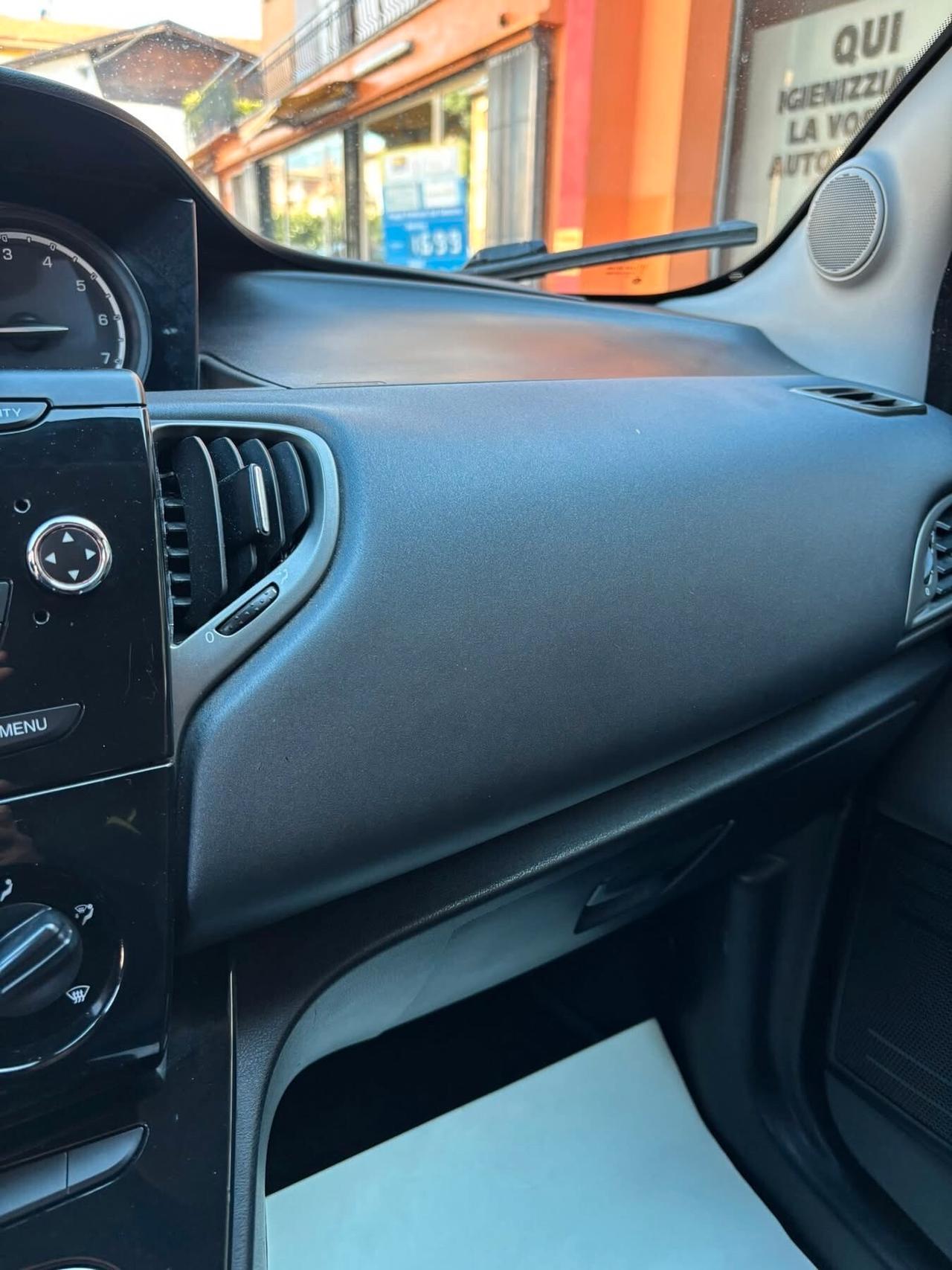 Lancia Ypsilon 0.9 TwinAir 85 CV 5 porte Metano Ecochic Gold NEOPATENTATI