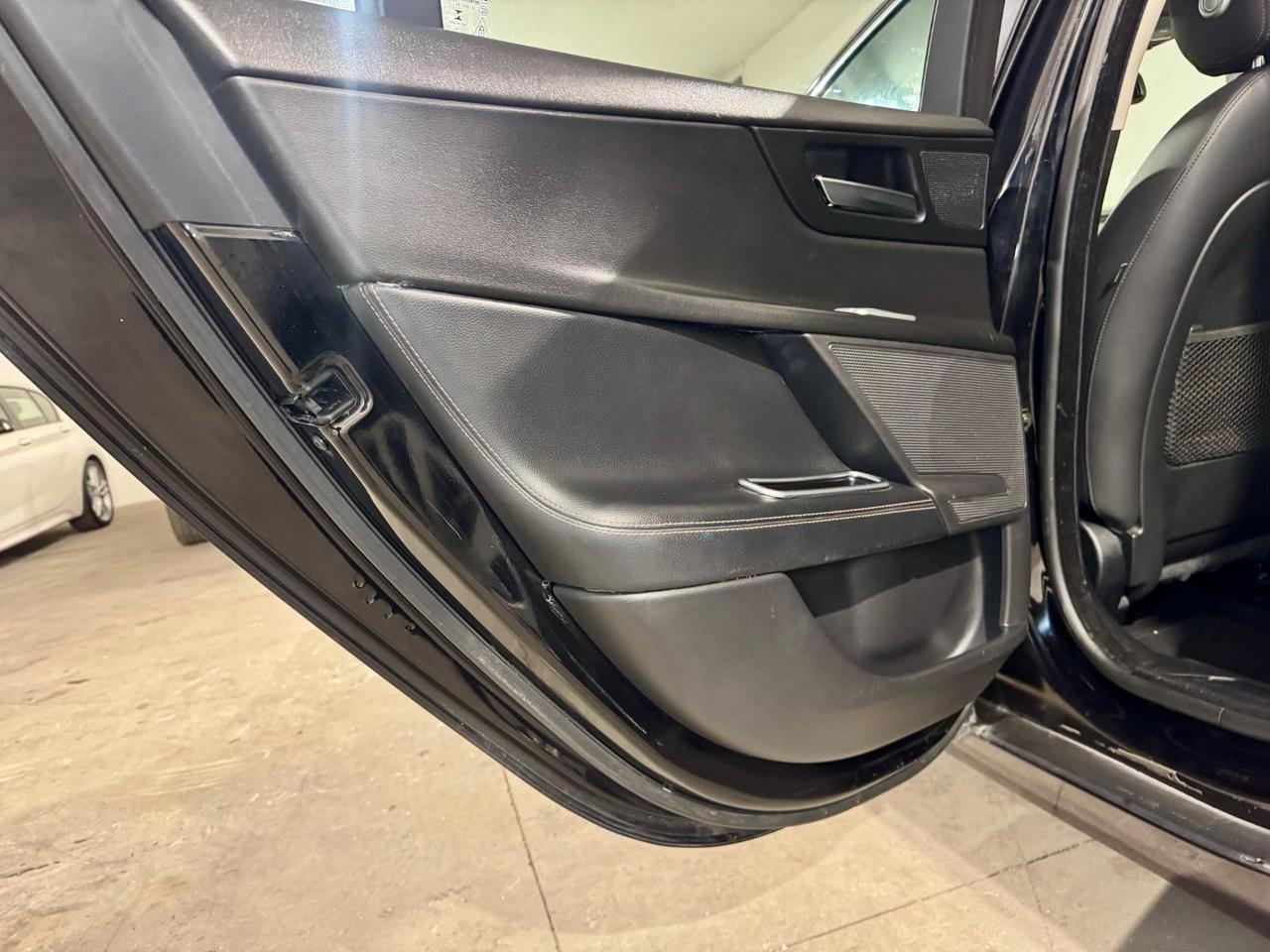 JAGUAR XE*2.0*180 CV*AWD*R-LINE*