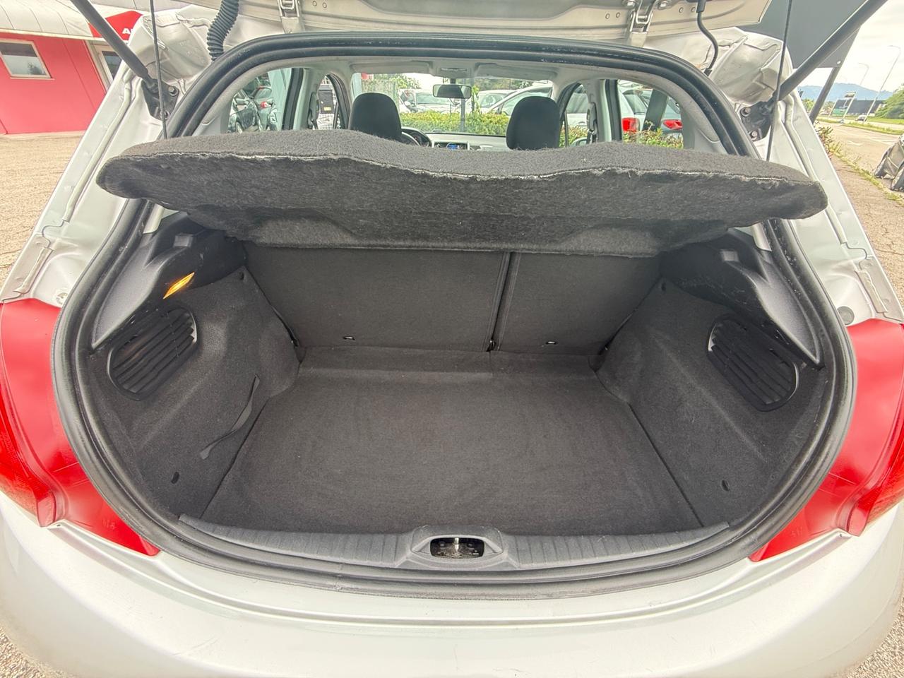 Peugeot 208 1.4 HDi 68 CV 5 porte Allure