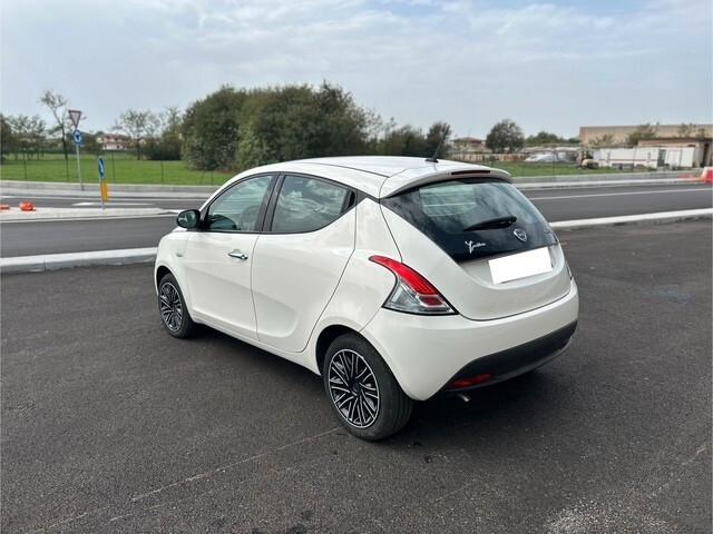 Lancia Ypsilon 1.0 FireFly 5 porte S&S Hybrid Ecochic Silver