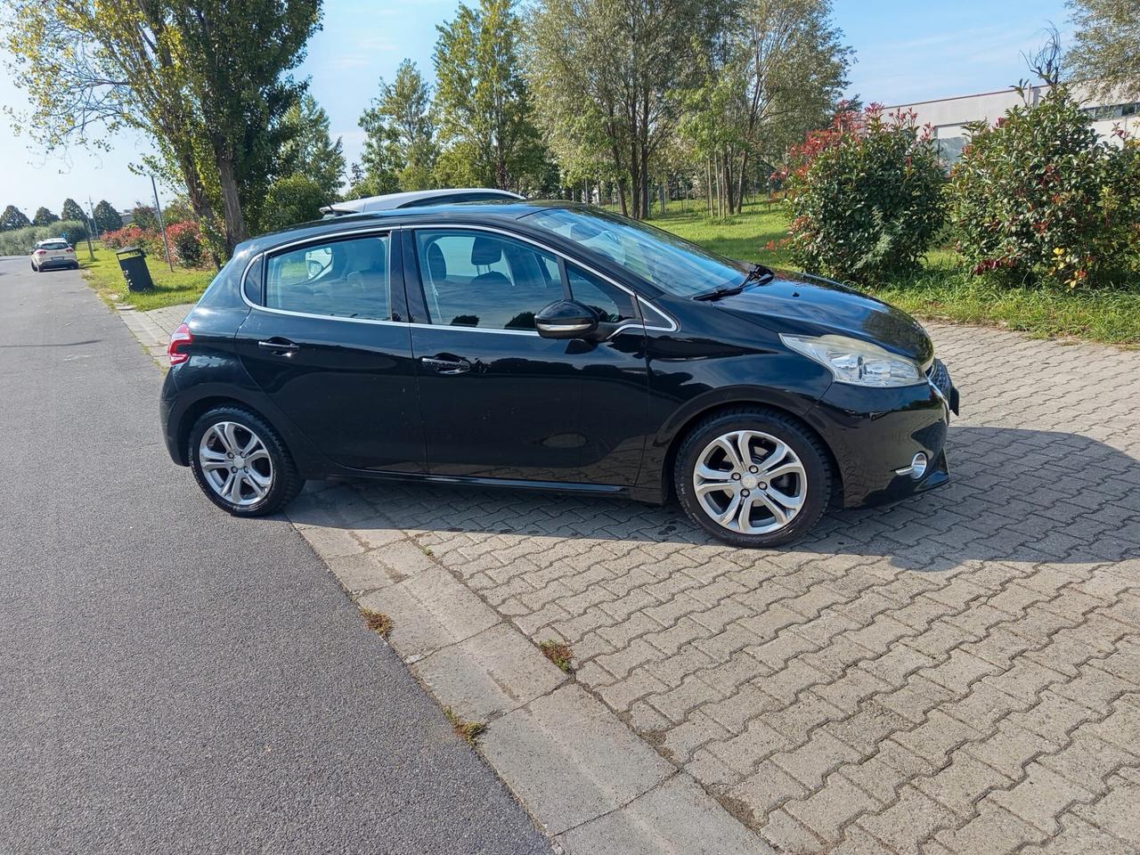 Peugeot 208 1.4 HDi 68 CV 5 porte Allure