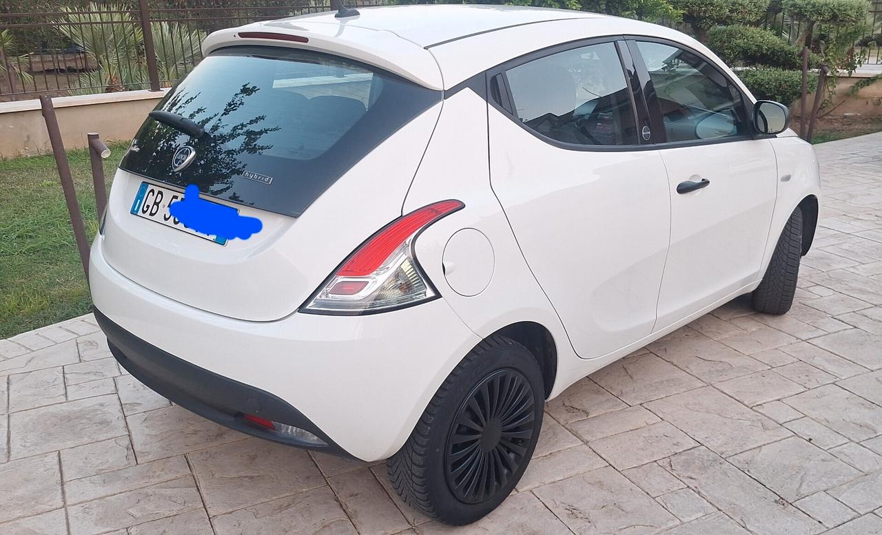 Lancia Ypsilon 1.0 FireFly 5 porte S&S Hybrid Ecochic Silver