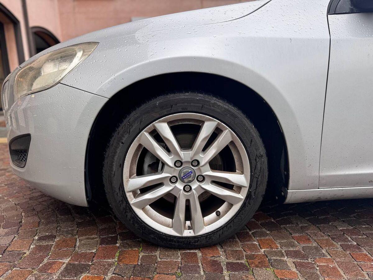 Volvo V60 I 2010 V60 2.0 D3 Summum