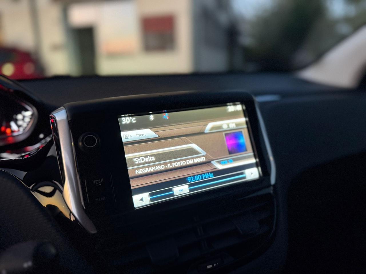 Peugeot 2008 1.2 VTi 82CV Allure NEOPATENTATI