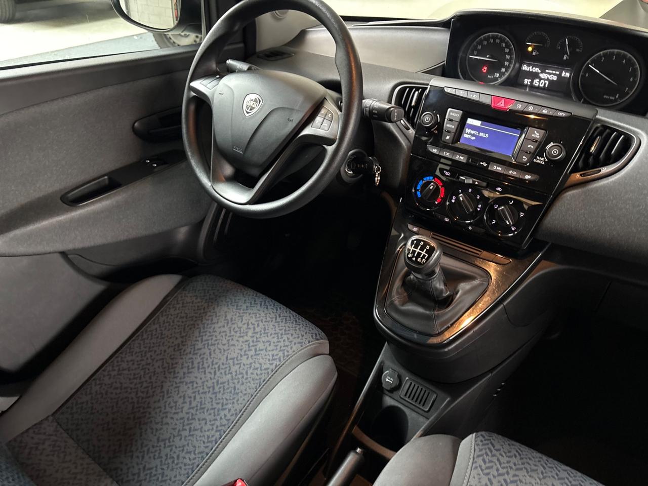 Lancia Ypsilon 1.0 FireFly 5 porte S&S Hybrid Ecochic Silver posti