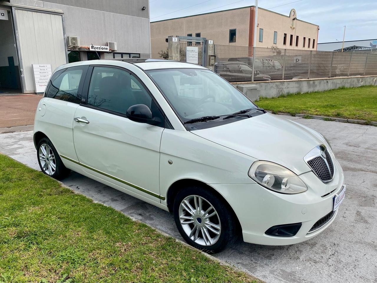 Lancia Ypsilon 1.3 MJT 75 cv. Unyca