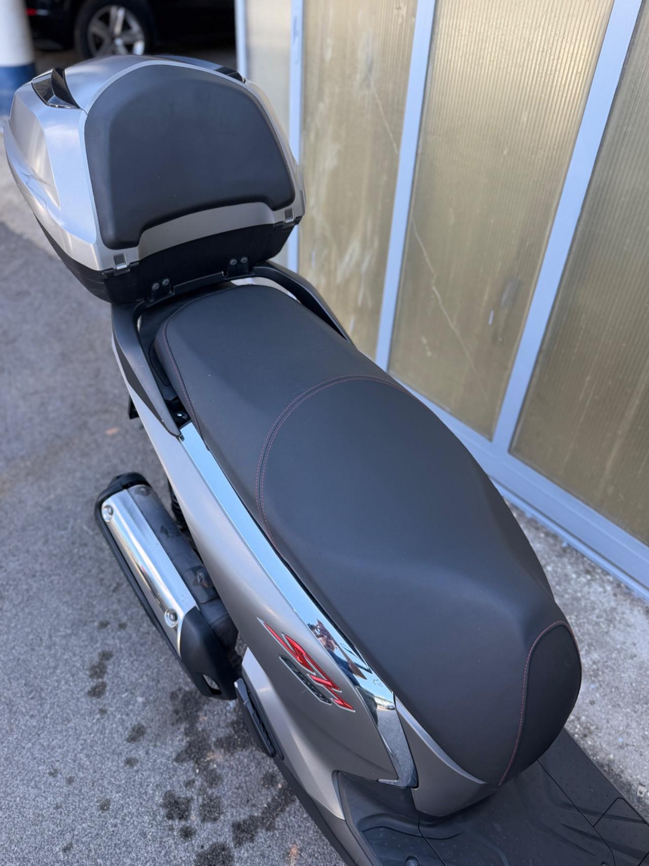 HONDA SH 300 Sport Abs - PARABREZZA - BAULE - ANTIFURTO - GOMME NUOVE
