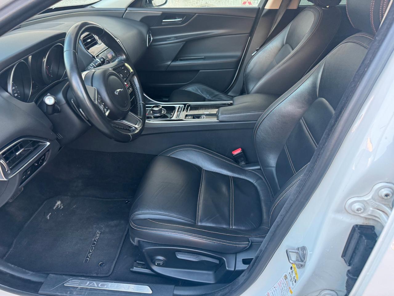 Jaguar XE 2.0 D 180 CV aut. Pure