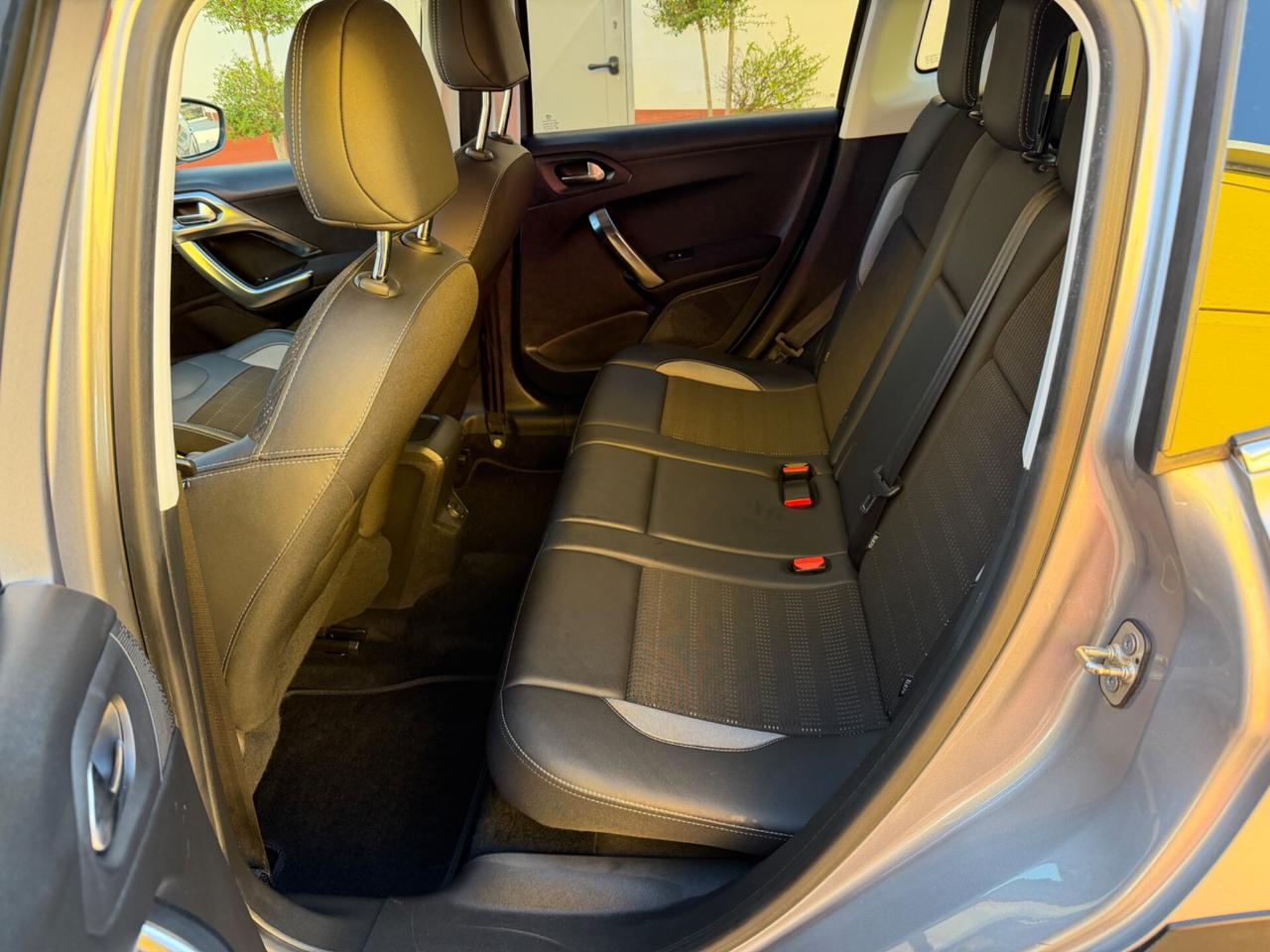 Peugeot 2008 PureTech Navigatore Pelle Xenon