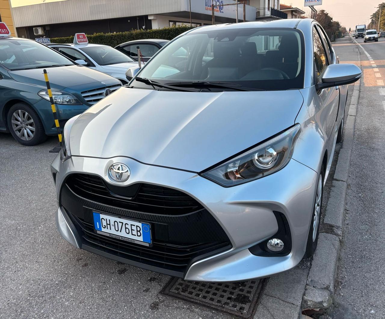 Toyota Yaris 2022 - 1.0 72 CV 4200 KM NEOPATENTATI!!