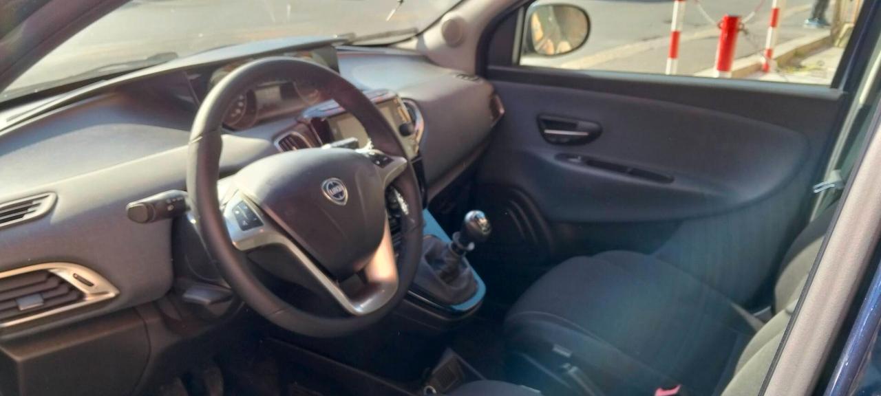 Lancia Ypsilon 1.0 FireFly 5 porte S&S Hybrid Ecochic Silver