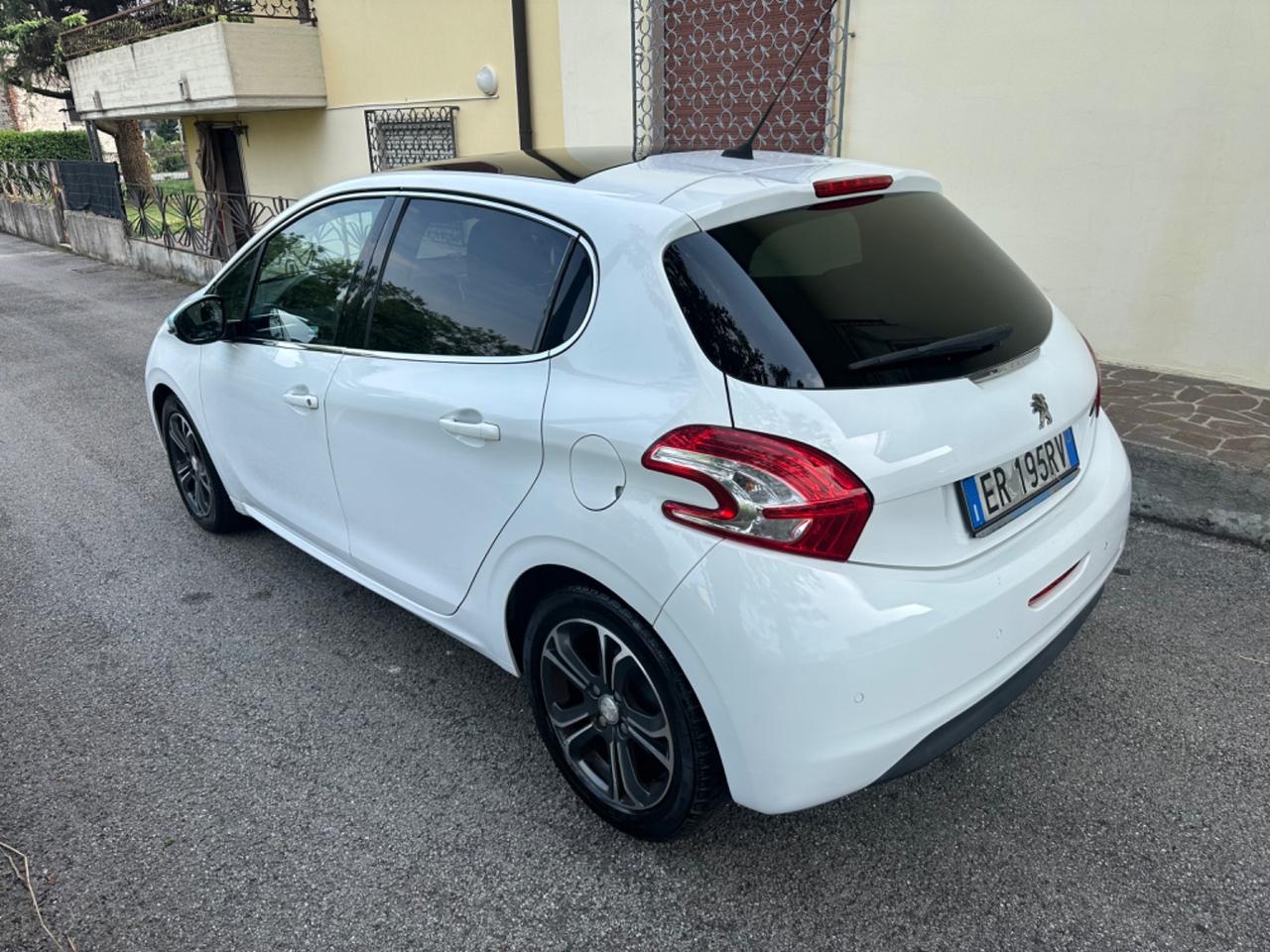 Peugeot 208 1.4 HDi 68 CV 5 porte Allure