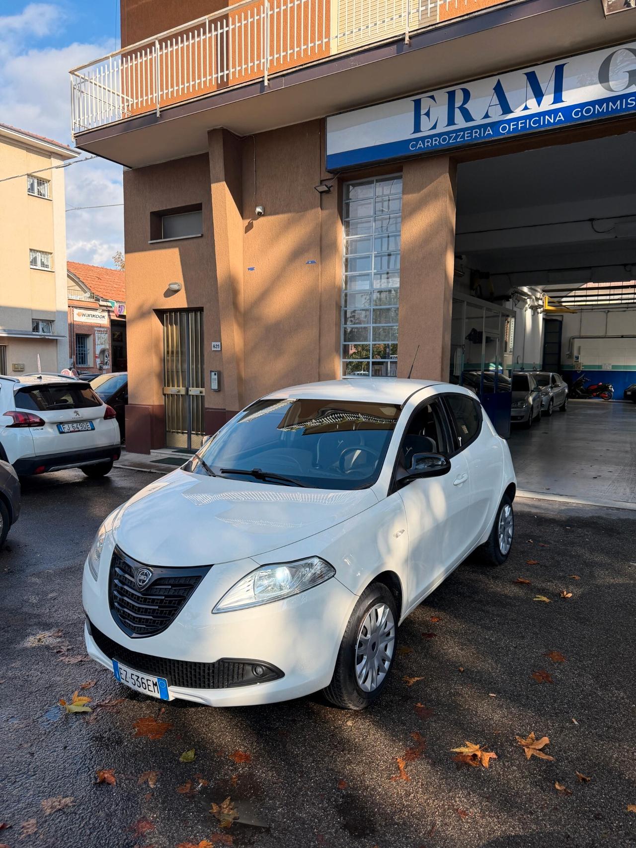 Lancia Ypsilon 0.9 TwinAir 85 CV 5 porte Metano Ecochic Silver
