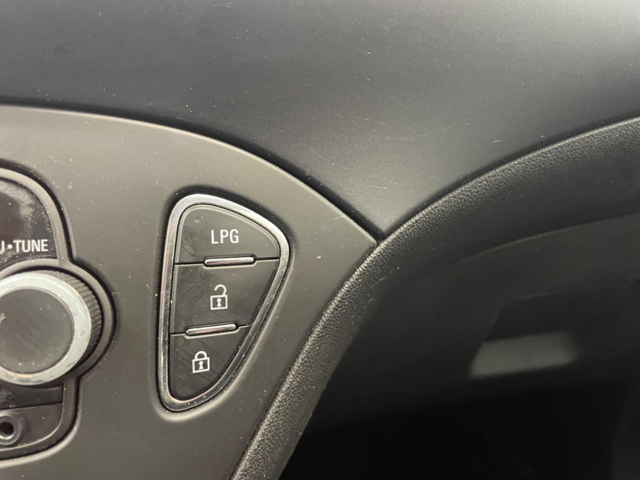 Opel Corsa 1.4 90CV GPL Tech 5 porte n-Joy