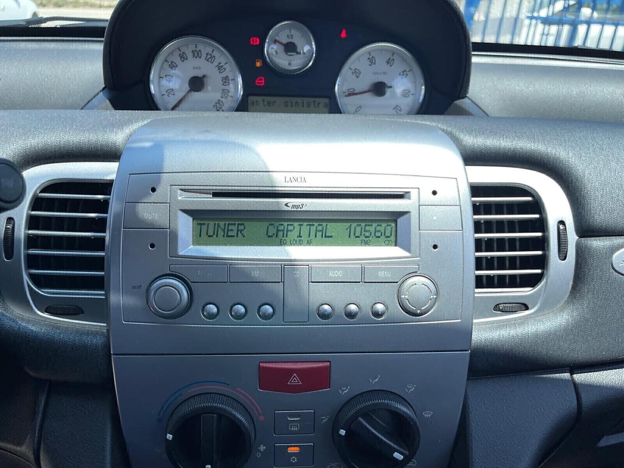 Lancia Ypsilon 1.3 MJT 75 CV Unyca