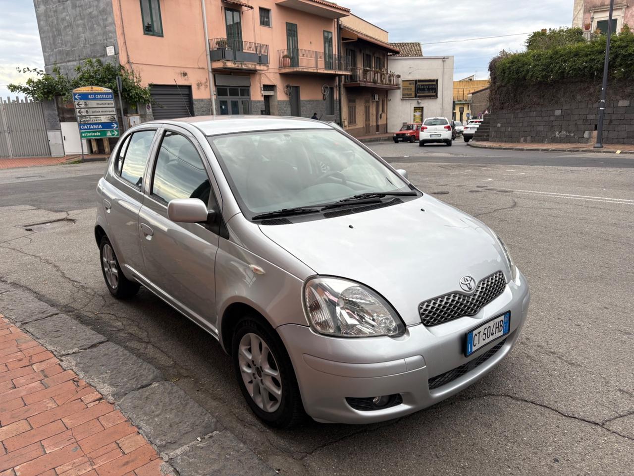Toyota Yaris 1.3i 16V cat 5 porte Sol