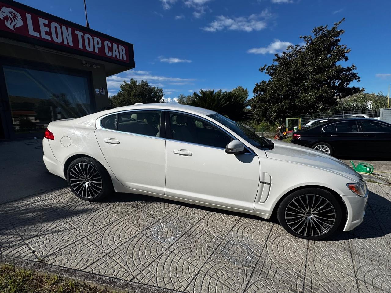 Jaguar XF 2.7D V6 Premium Luxury tagliandata e fatta distribuzione