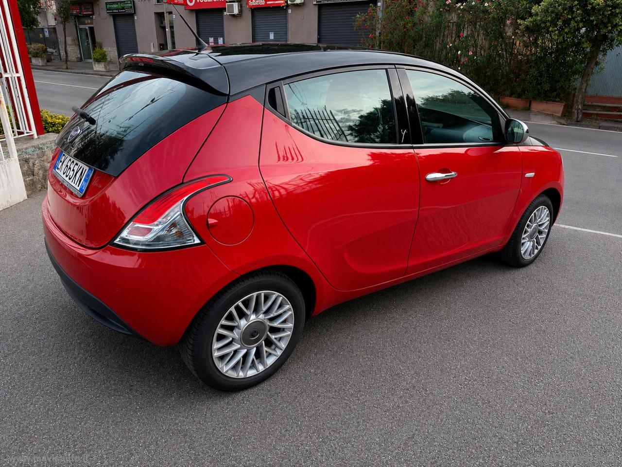 LANCIA Ypsilon 1.2 69 CV 5p. S&S Black&Red