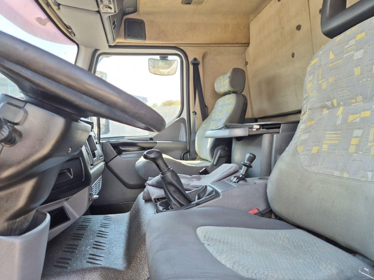 RENAULT MIDLUM 220.12 cassone fisso con gru