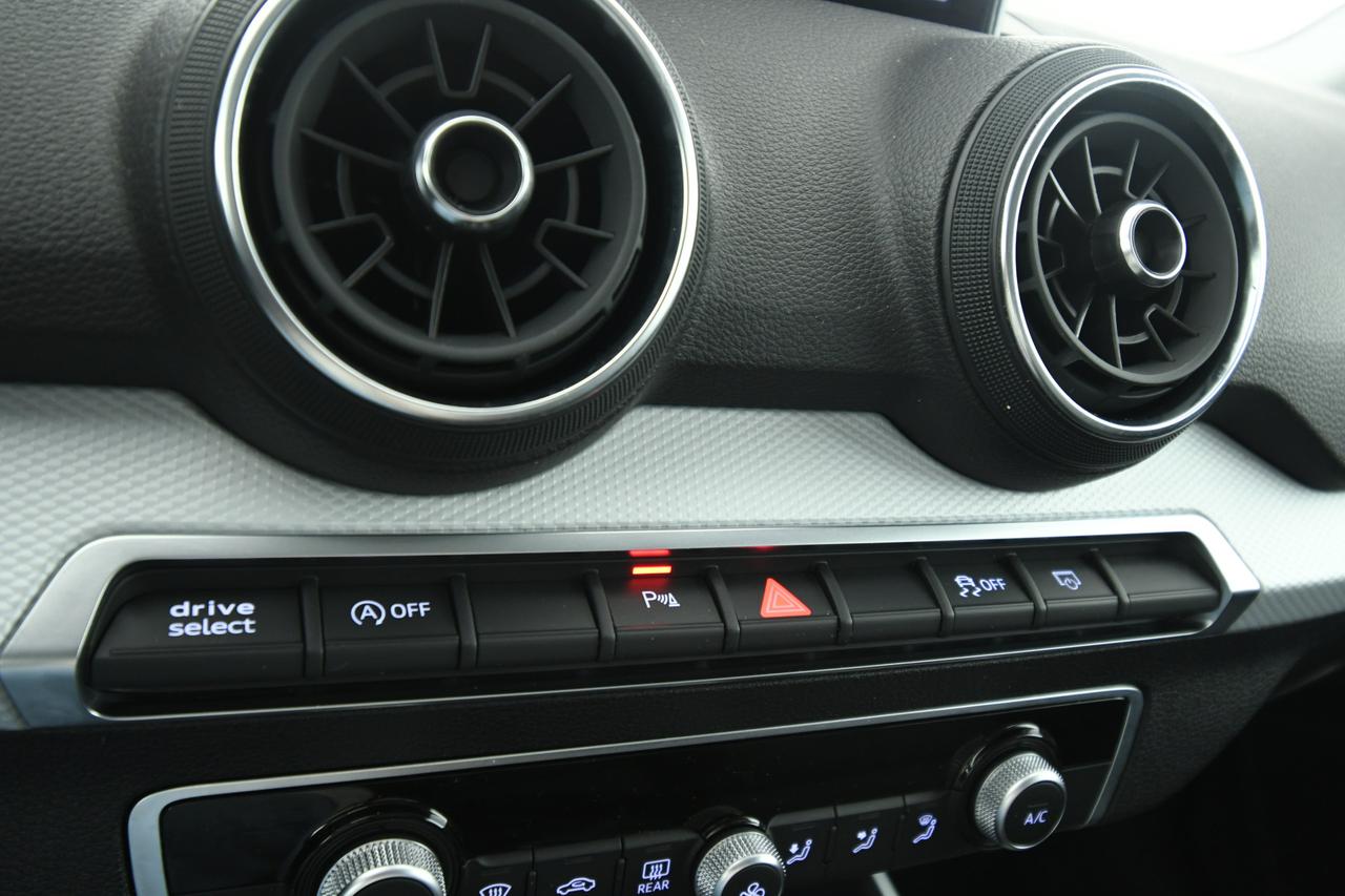 AUDI Q2 35 1.5 tfsi Business Design LED+C17"