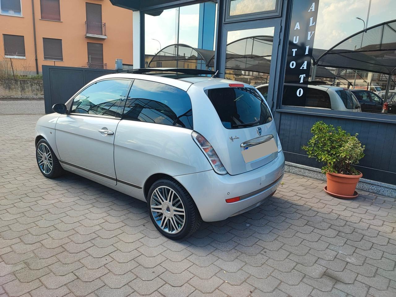 Lancia Ypsilon 1.4 16V MomoDesign