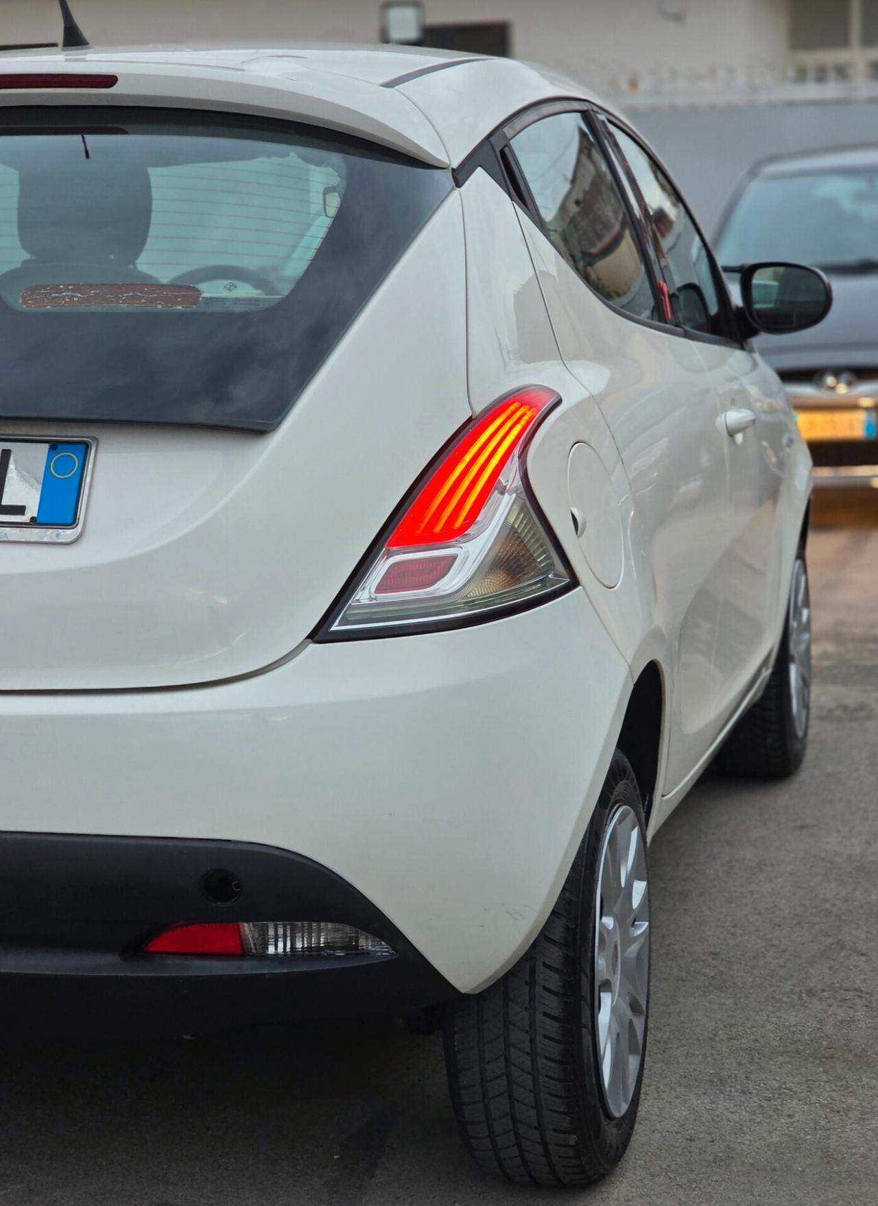Lancia Ypsilon 0.9 TwinAir 85 CV 5 porte Metano Ecochic Elefantino