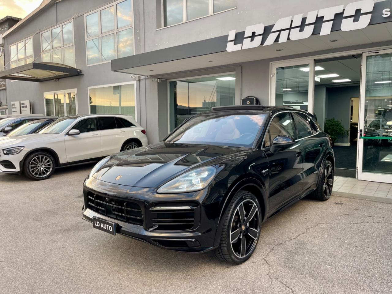 Porsche Cayenne 3.0 V6 E-Hybrid look turbo