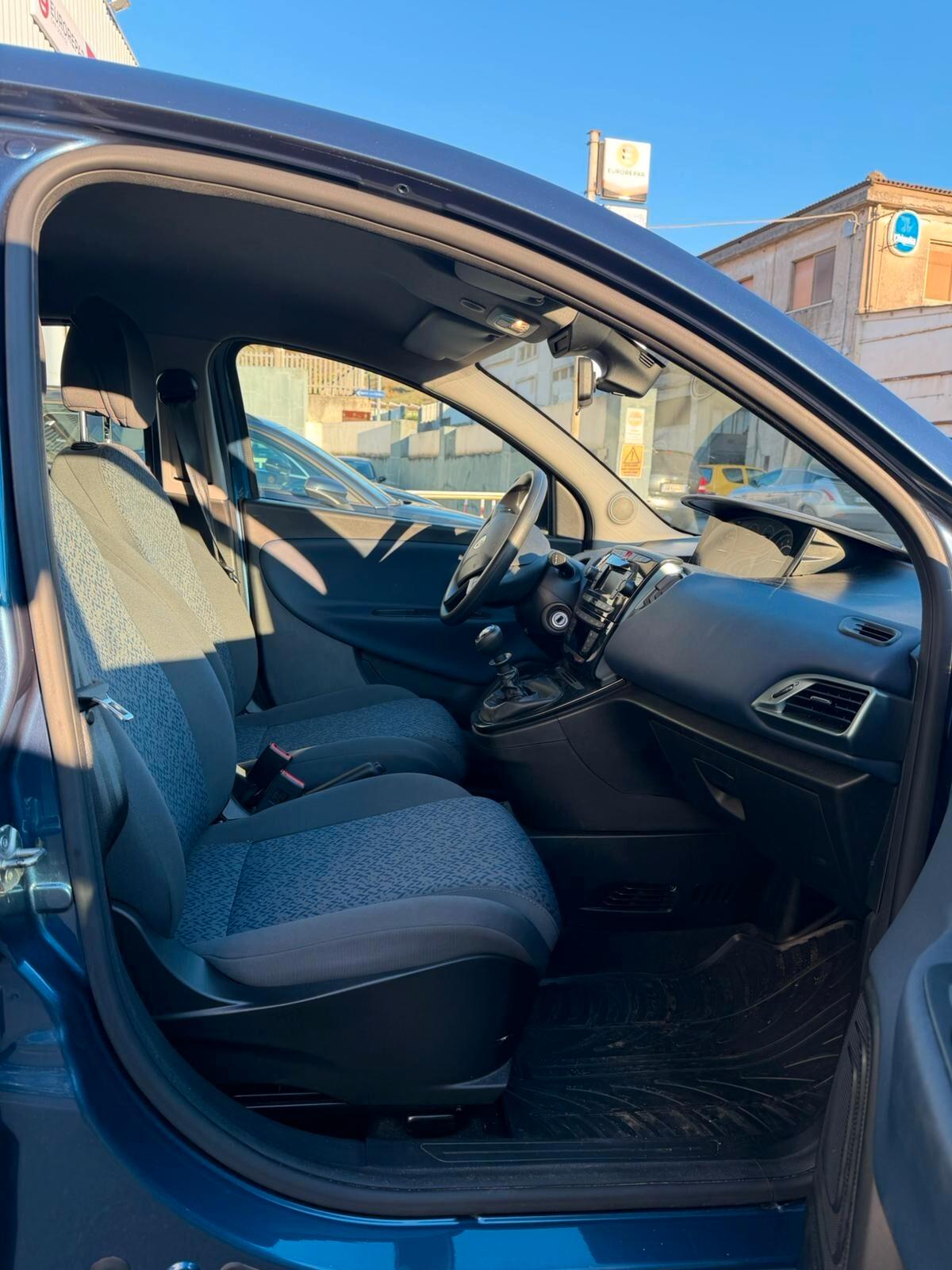 Lancia Ypsilon 1.0 FireFly 5 porte S&S Hybrid Platino