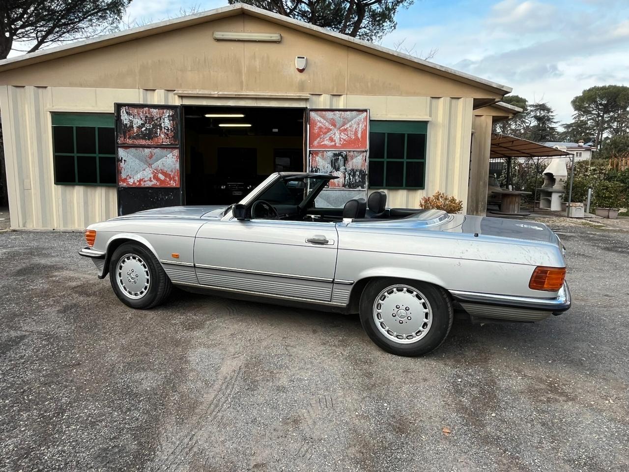 Mercedes 300 SL (R107) - CONSERVATA