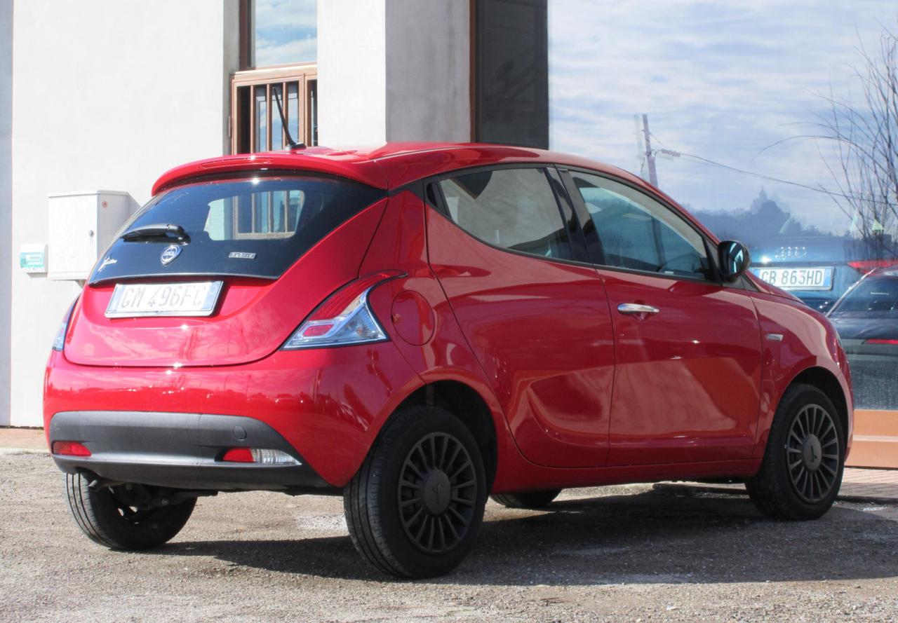 Lancia Ypsilon 1.0 firefly hybrid Silver s&s 70cv