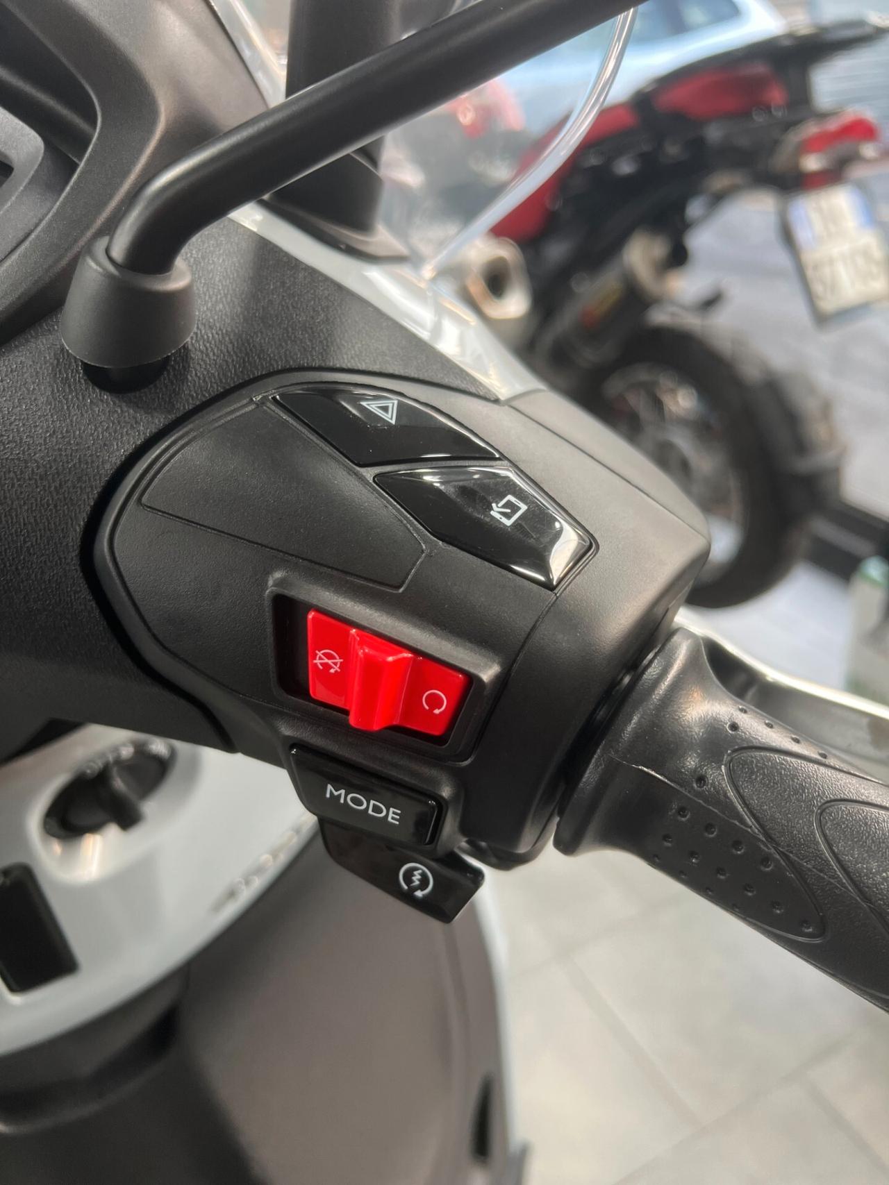 Piaggio Beverly 400 S HPE SOLO 1900KM - 2025