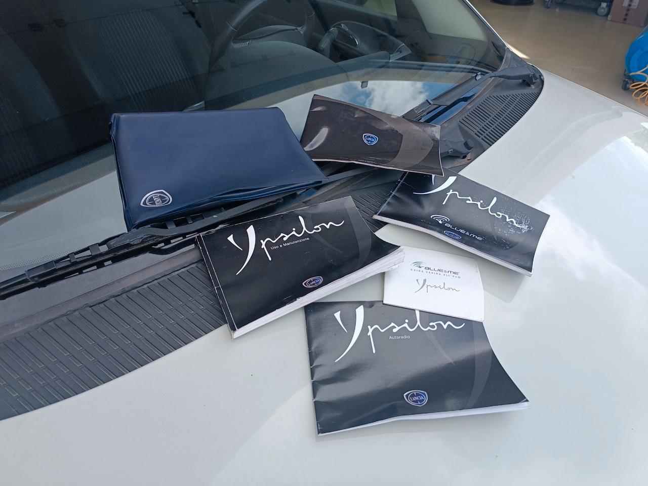 Lancia Ypsilon 1.3 MJT 75 CV Versus