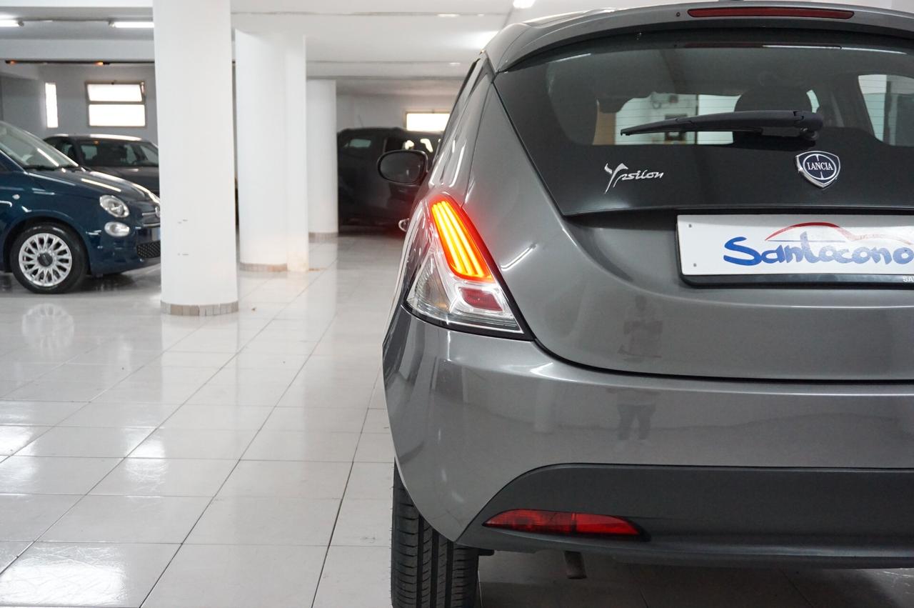 Lancia Ypsilon 1.0 FireFly 5 porte S&S Hybrid Ecochic Silver