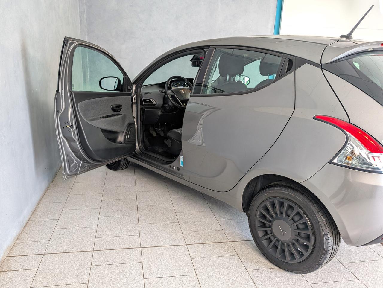 Lancia Ypsilon 1.0 Hybrid 70cv Silver