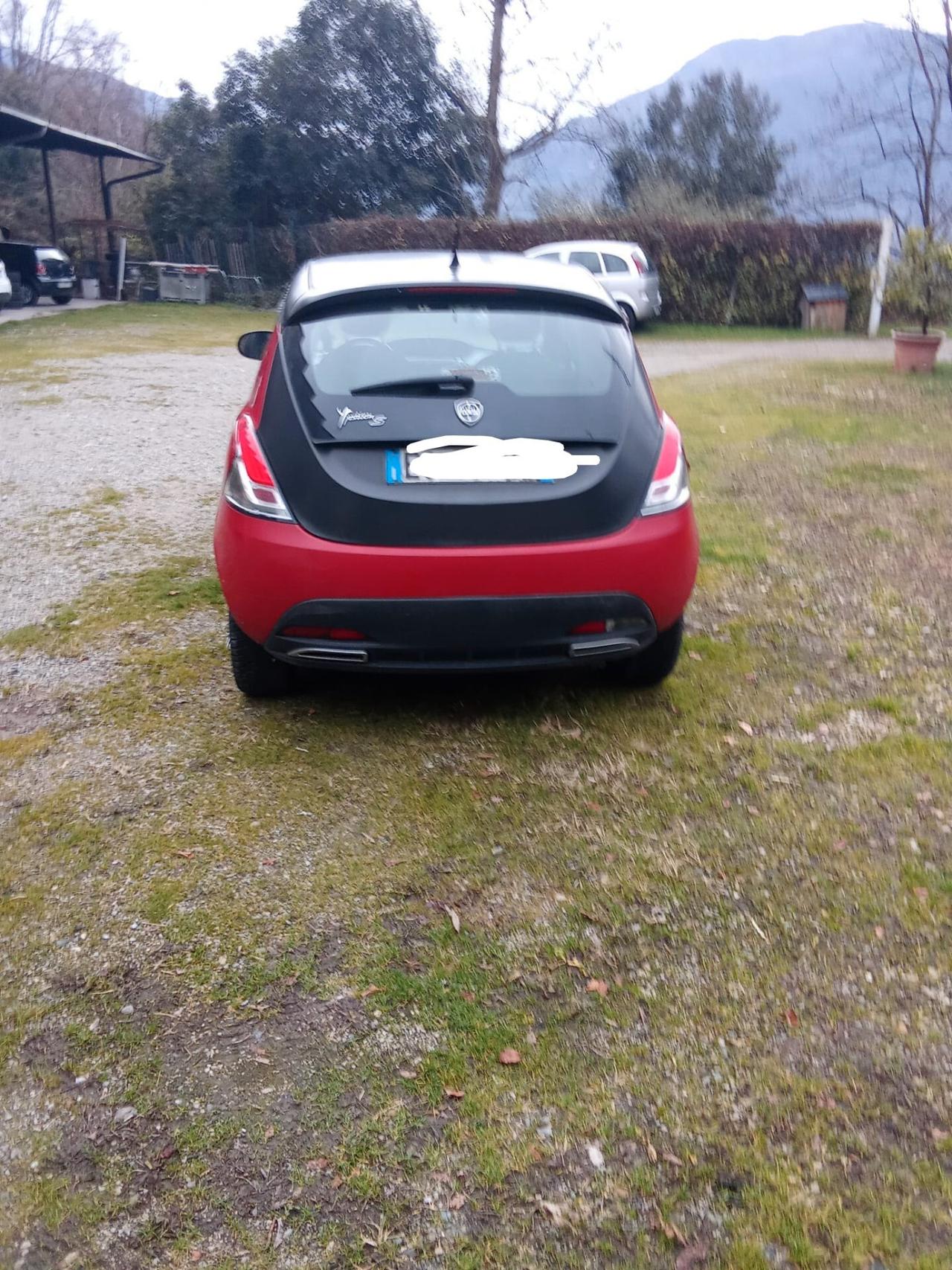 Lancia Ypsilon 1300 multijet rossa e nera