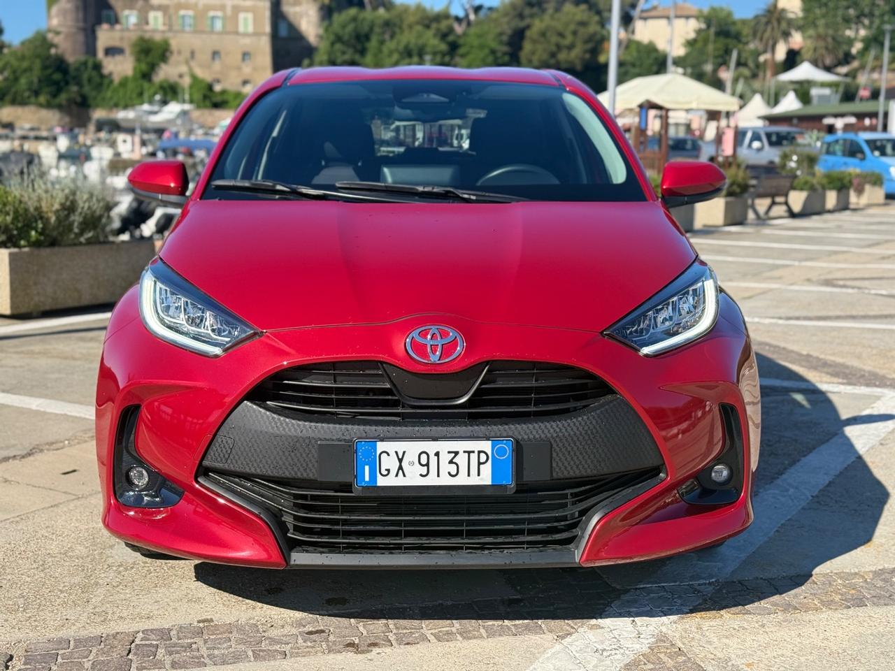 Toyota Yaris 1.5 Hybrid 5 porte red 2025